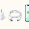 USB-Aの差し込み口がある充電器、USB-AからUSB-Cにつなぐケーブル、スマホのイラスト